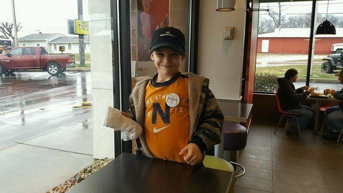 Customer Notices 7-Year-Old Cleaning Tables, Her Heart Sinks When She Hears Why