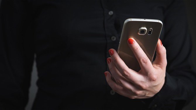 Father Borrows Mom's Phone, Then He Sees 1 App And Immediately Calls The Police
