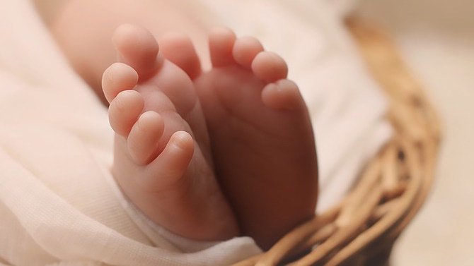 Mother-To-Be Is Stunned By The Size Of Her Belly. Doctors Are Blown Away On Delivery Day.