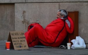 Woman Buys Homeless Man Meal, Gets Handed Shocking Note (Photo)