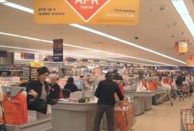 Woman Insults Cashier Wearing U.S. Flag, Man’s Reaction Caught Shoppers Off Guard