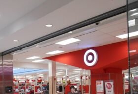 Woman Praises Store Employee For Patience With Customer (Photo)