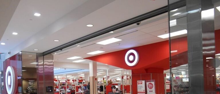 Woman Praises Store Employee For Patience With Customer (Photo)